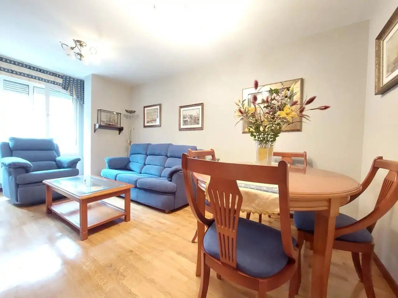 Sala d'estar de Pis en venda en Gijón  amb Calefacció, Traster i Moblat