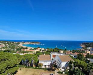 Vista exterior de Pis en venda en Sant Feliu de Guíxols amb Terrassa i Piscina