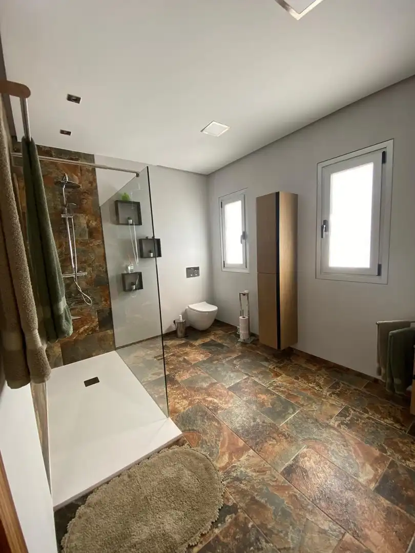 Bany de Casa o xalet en venda en Elda amb Aire condicionat, Jardí privat i Terrassa