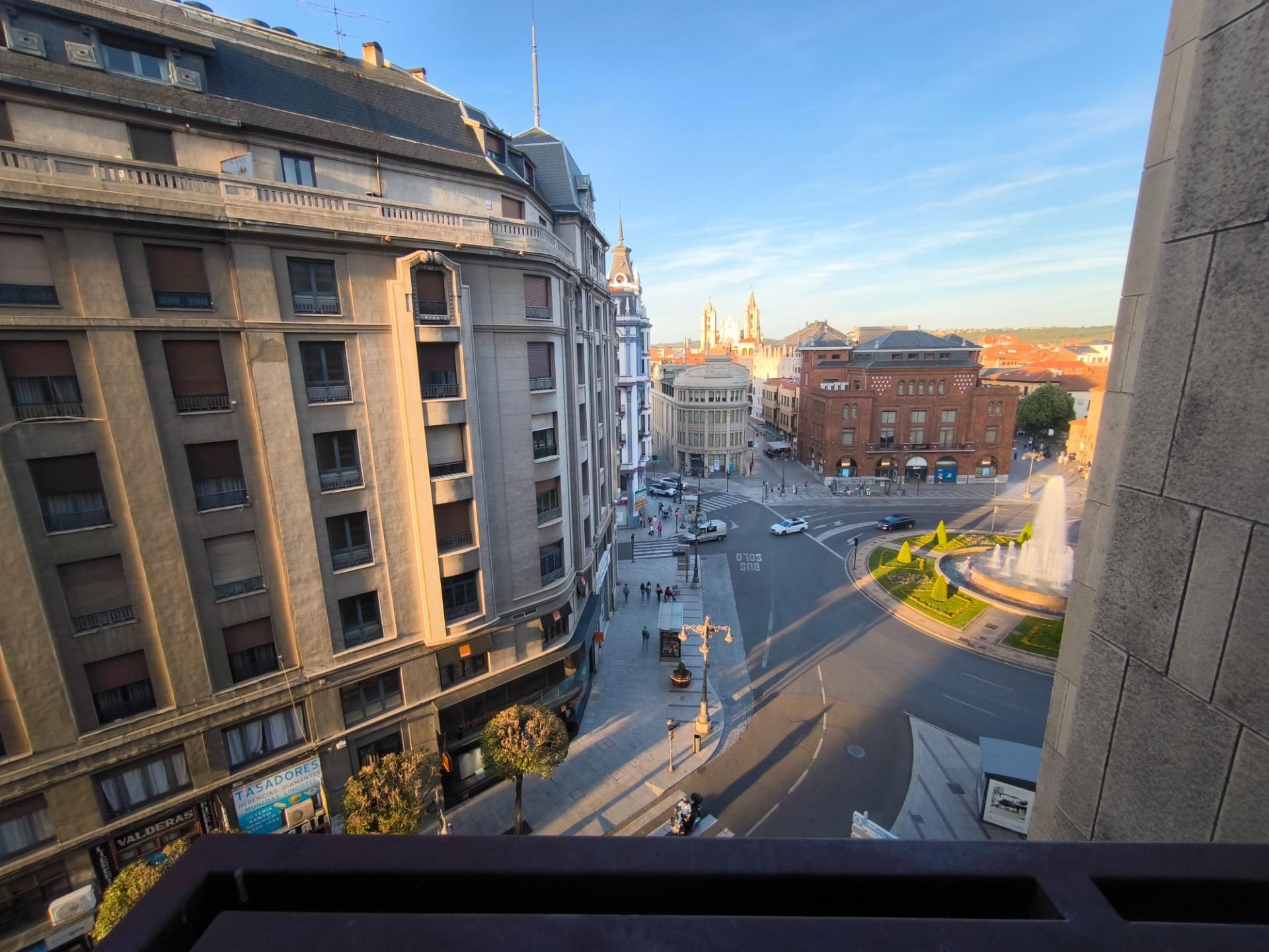 Vista exterior de Pis en venda en León Capital  amb Calefacció, Terrassa i Traster