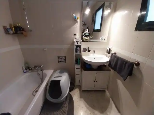 Badezimmer von Wohnung zum Verkauf in Manilva mit Privatgarten, Terrasse und Gemeinschaftspool