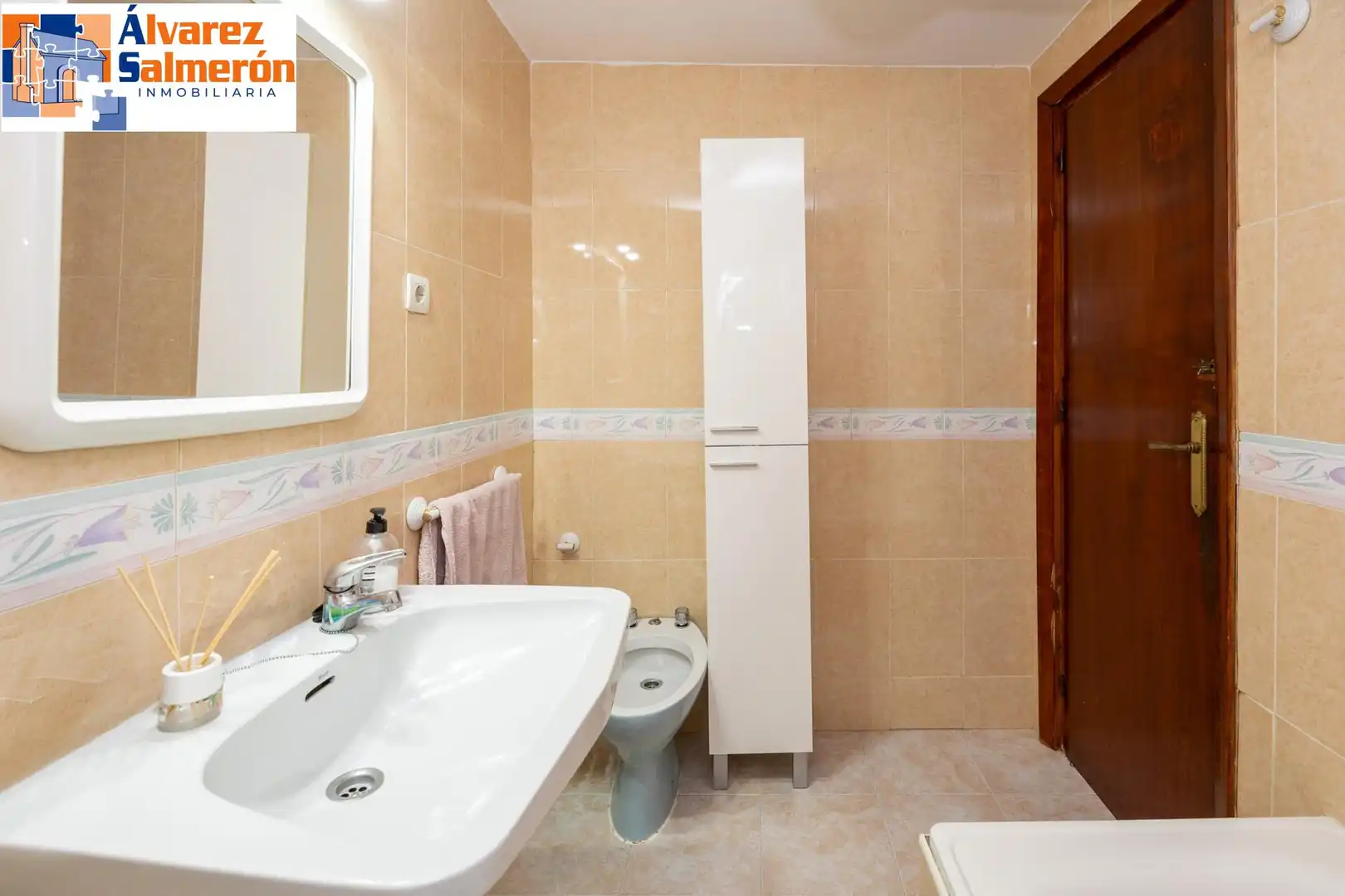 Badezimmer von Wohnungen zum Verkauf in Granada