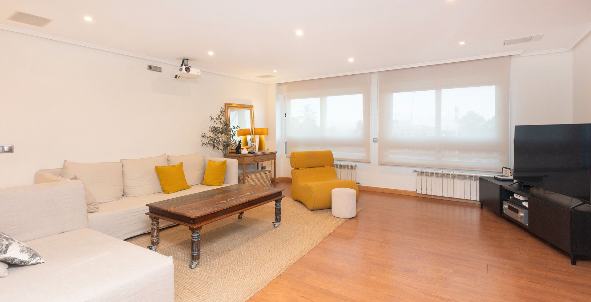 Sala d'estar de Dúplex en venda en Las Rozas de Madrid amb Calefacció i Piscina comunitària