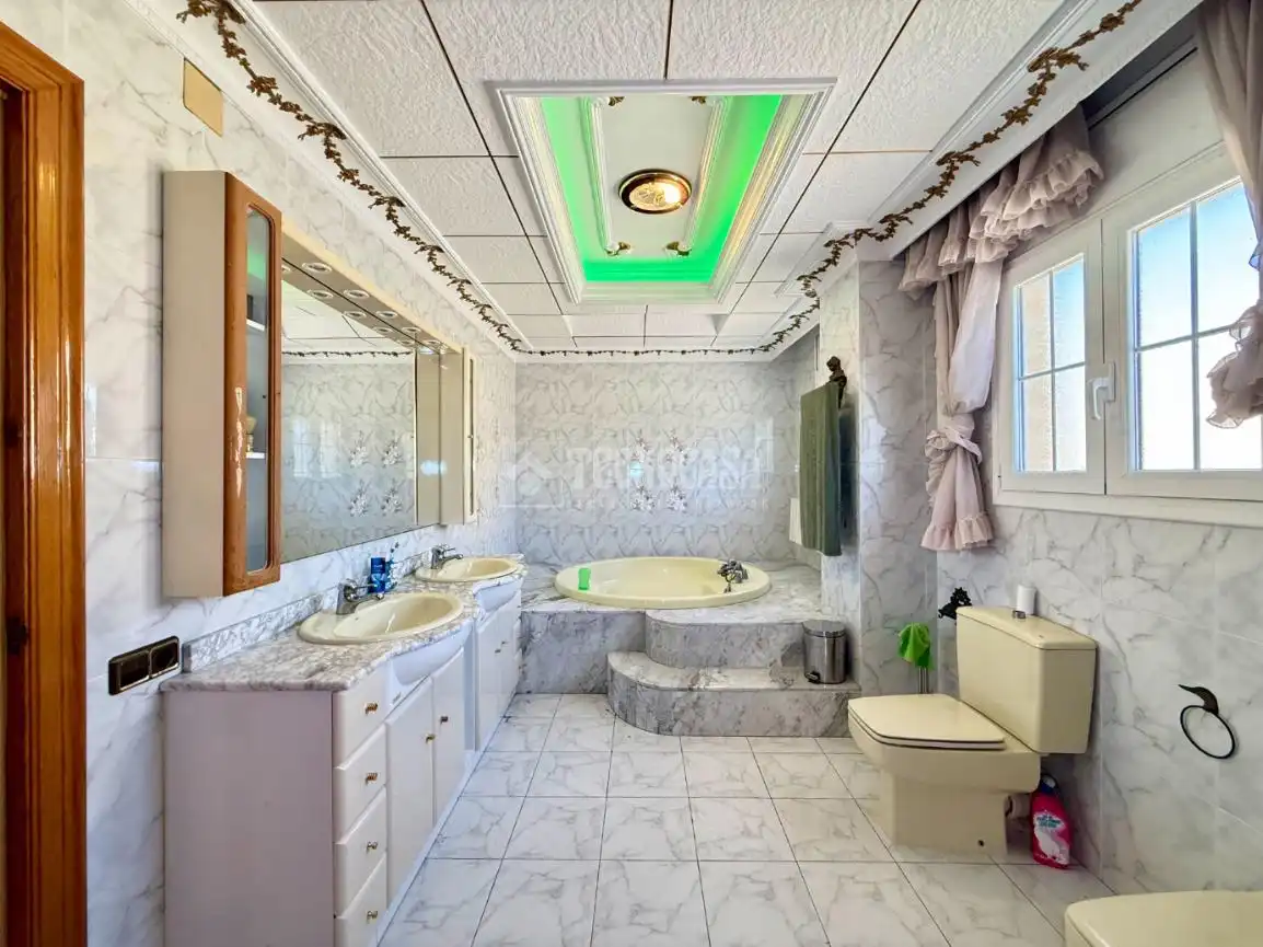 Baño de Casa o chalet en venta en Canyelles con Terraza y Piscina