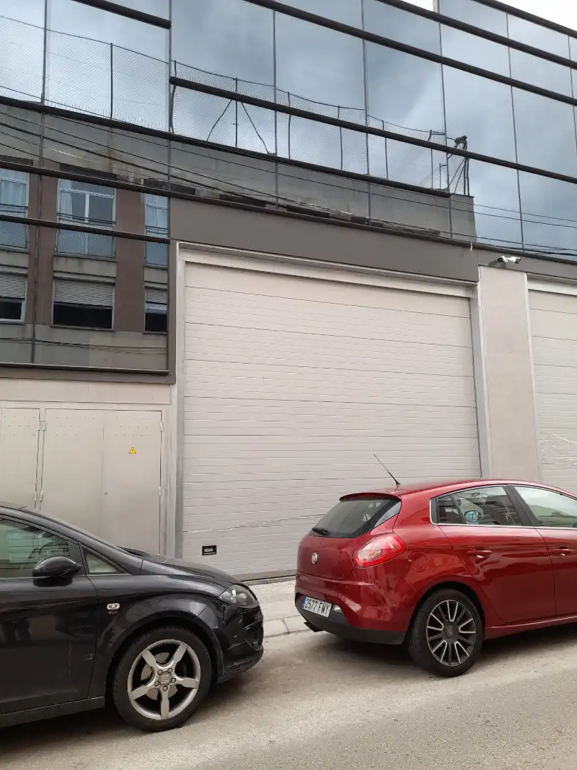 Parkplatz von Fabrikhallen zur Miete in Sabadell mit Heizung