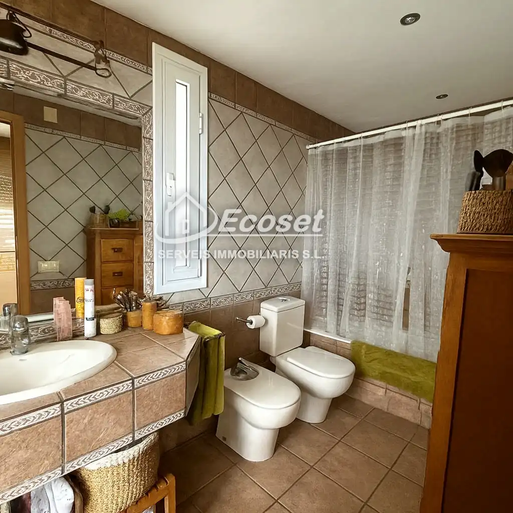 Badezimmer von Haus oder Chalet zum Verkauf in Vallirana mit Klimaanlage, Heizung und Privatgarten