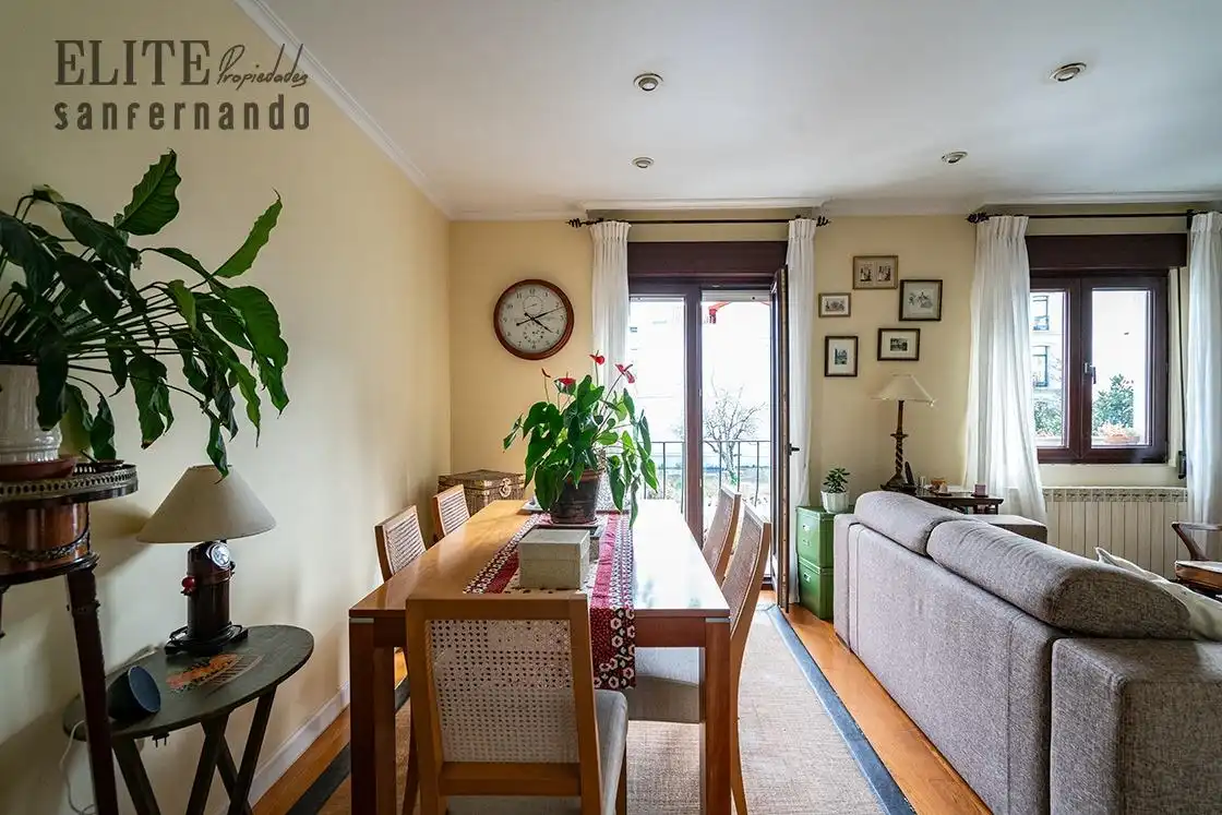 Sala de estar de Casa o chalet en venta en Santander con Calefacción, Jardín privado y Parquet