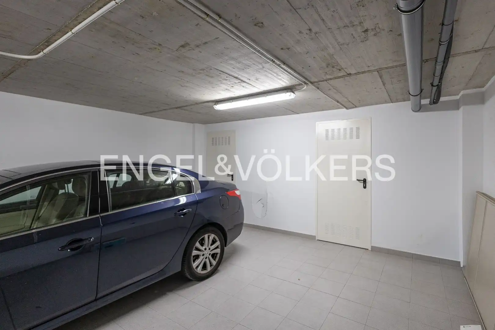 Parkplatz von Einfamilien-Reihenhaus zum Verkauf in Majadahonda mit Klimaanlage, Heizung und Privatgarten