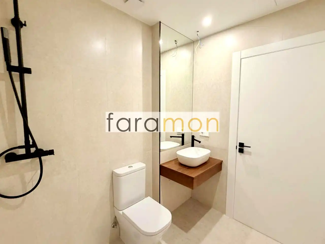 Badezimmer von Wohnung zum Verkauf in Vigo  mit Heizung, Terrasse und Abstellraum