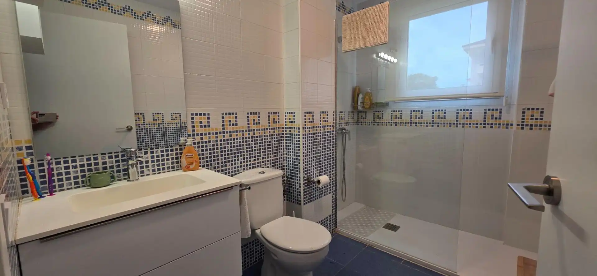 Baño de Apartamento en venta en Sitges con Aire acondicionado, Calefacción y Jardín privado