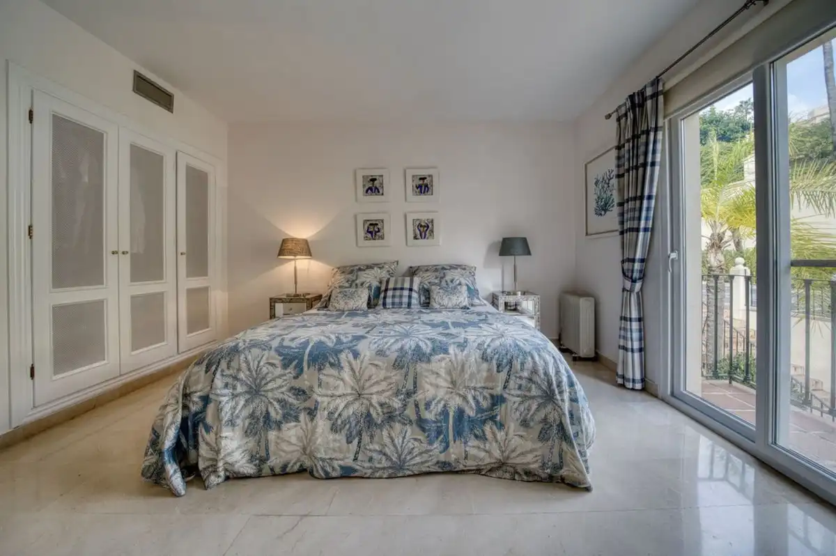 Habitación de Casa adosada de alquiler en Benahavís con Aire acondicionado, Jardín privado y Terraza