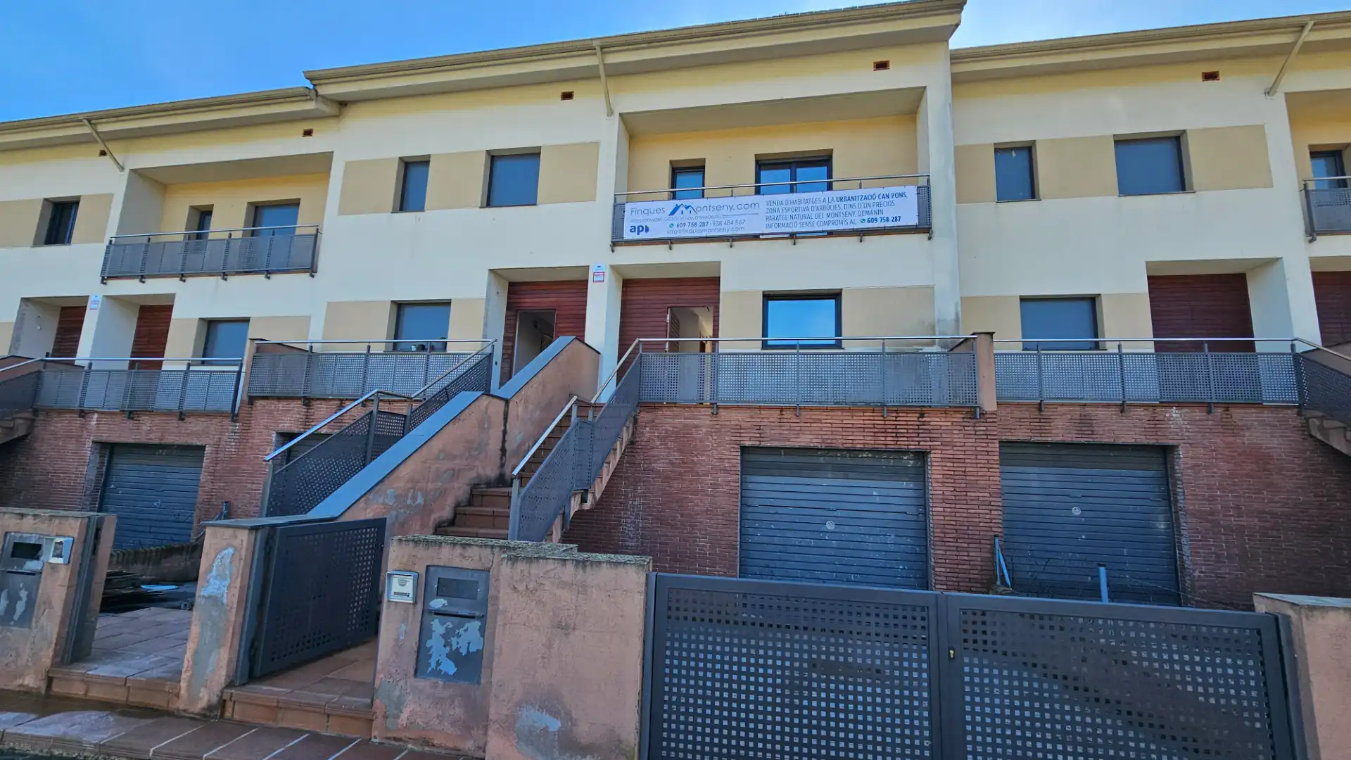 Vista exterior de Casa adosada en venda en Arbúcies amb Jardí privat, Terrassa i Traster