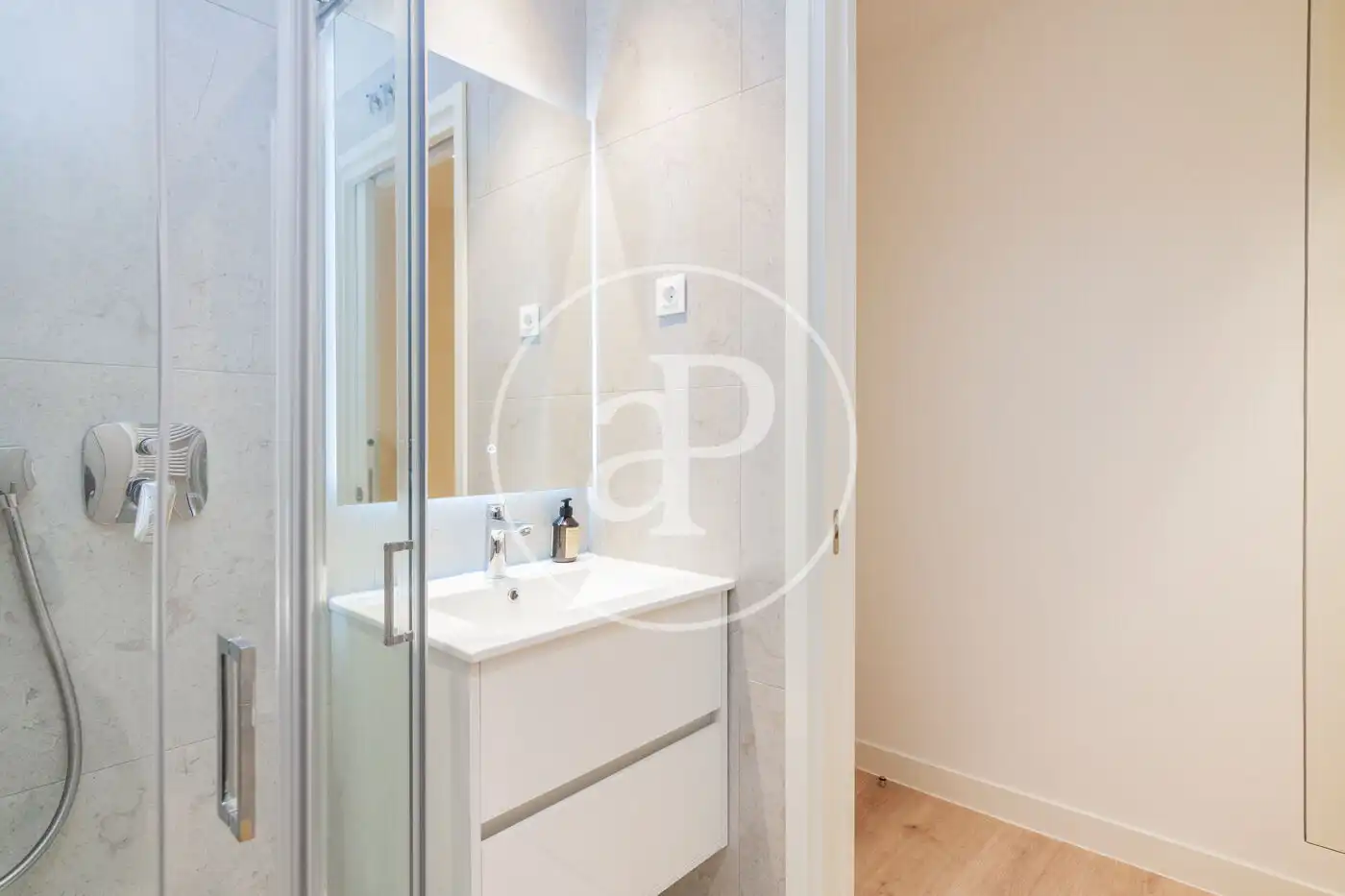 Bathroom of Flat for rent in Madrid  with Air Conditioner, Heating and Storage room