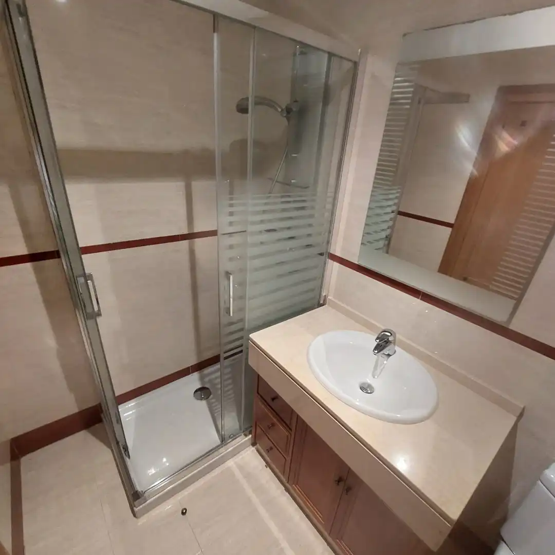 Badezimmer von Wohnung zur Miete in Vigo  mit Heizung, Parkett und Abstellraum