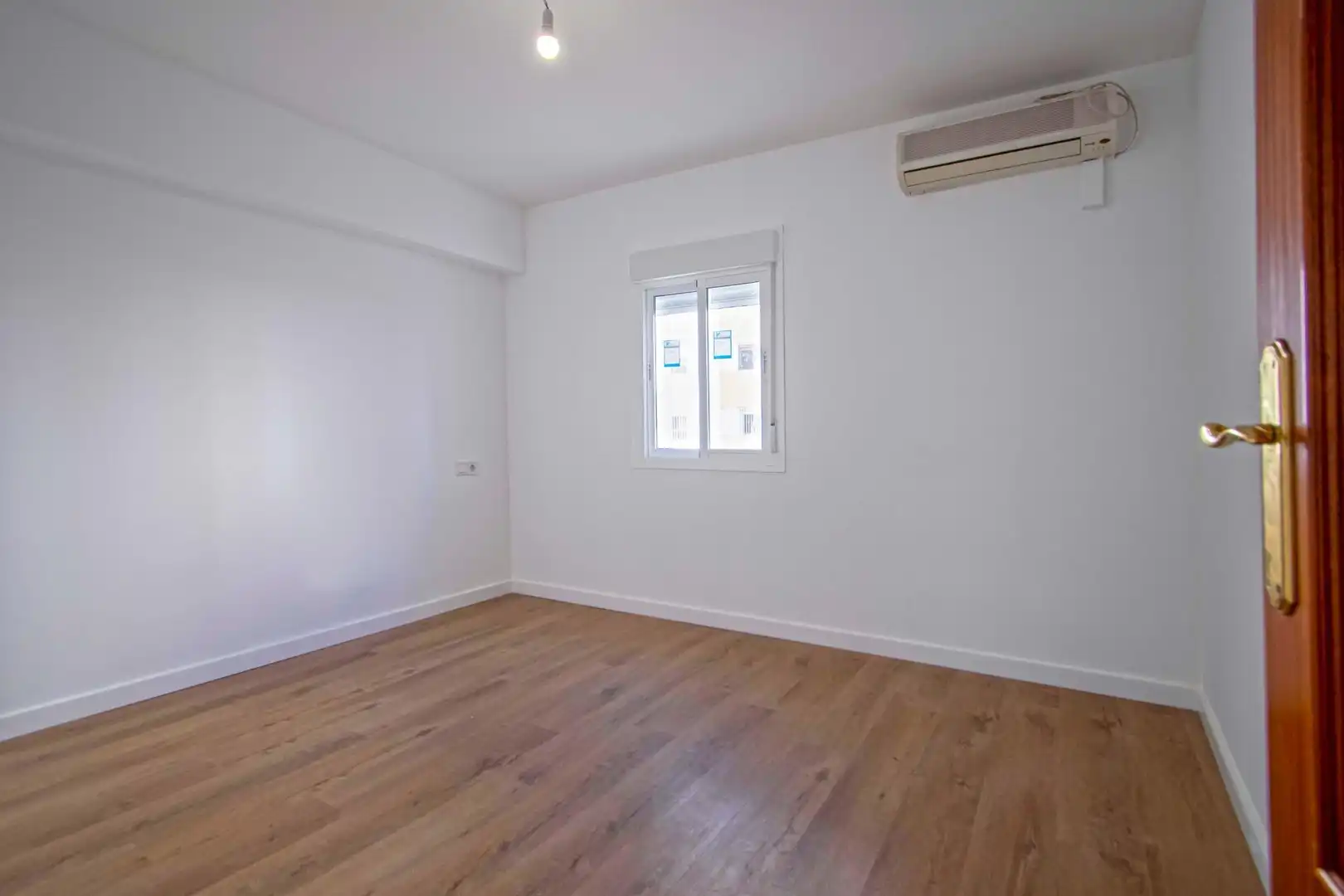 Bedroom of Flat for sale in Sevilla  with Air Conditioner