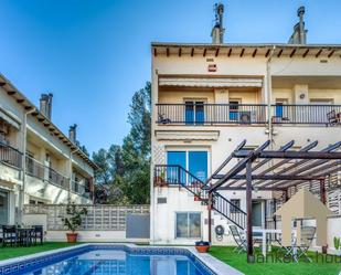 Exterior view of Single-family semi-detached for sale in Cerdanyola del Vallès  with Air Conditioner, Swimming Pool and Balcony