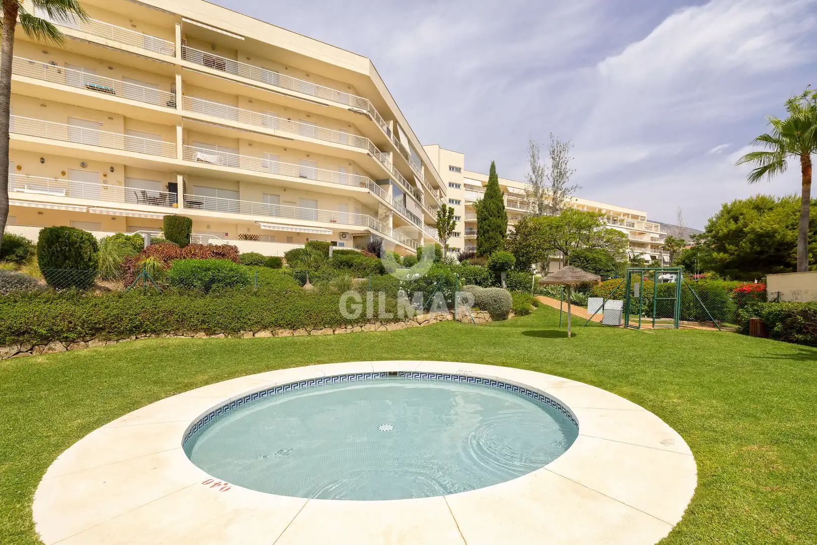 Vista exterior de Dúplex en venta en Benalmádena con Calefacción, Jardín privado y Piscina