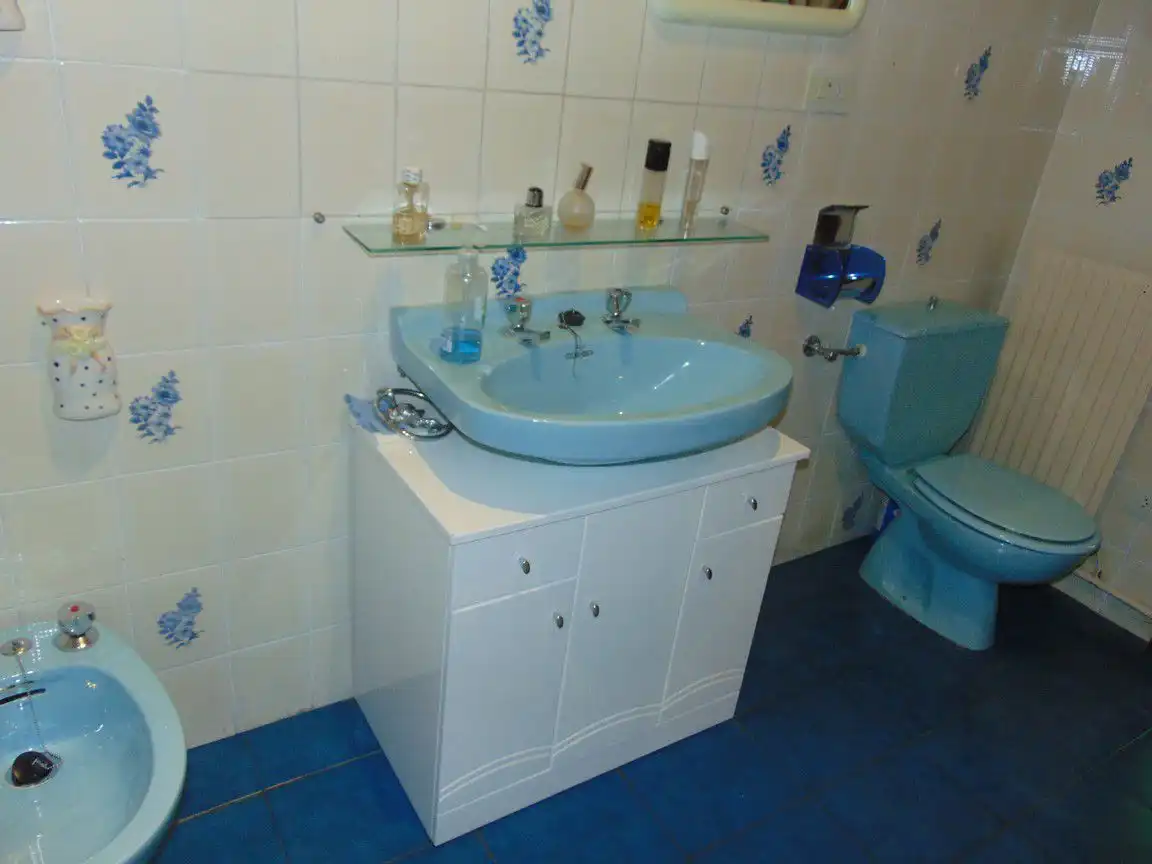 Bany de Casa o xalet en venda en Valdepeñas amb Calefacció, Terrassa i Traster