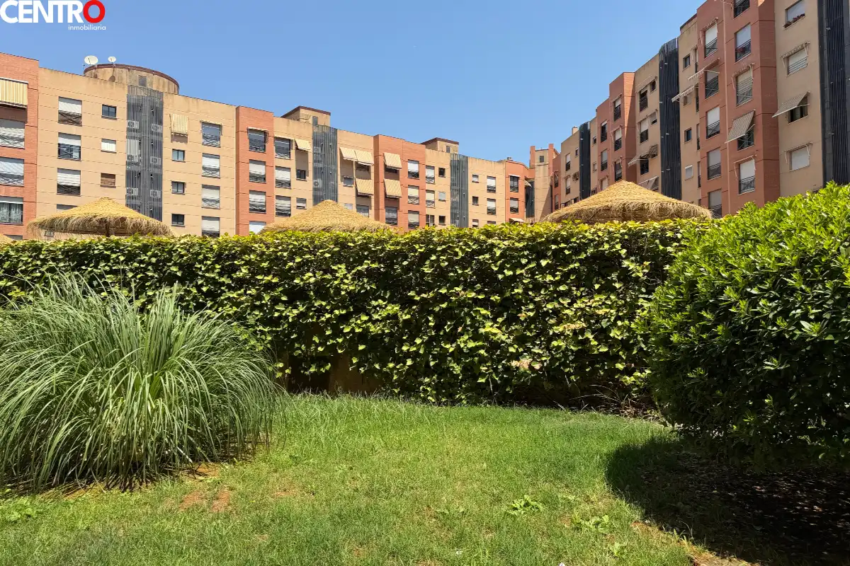Vista exterior de Piso en venta en Granada con Aire acondicionado, Calefacción y Jardín privado