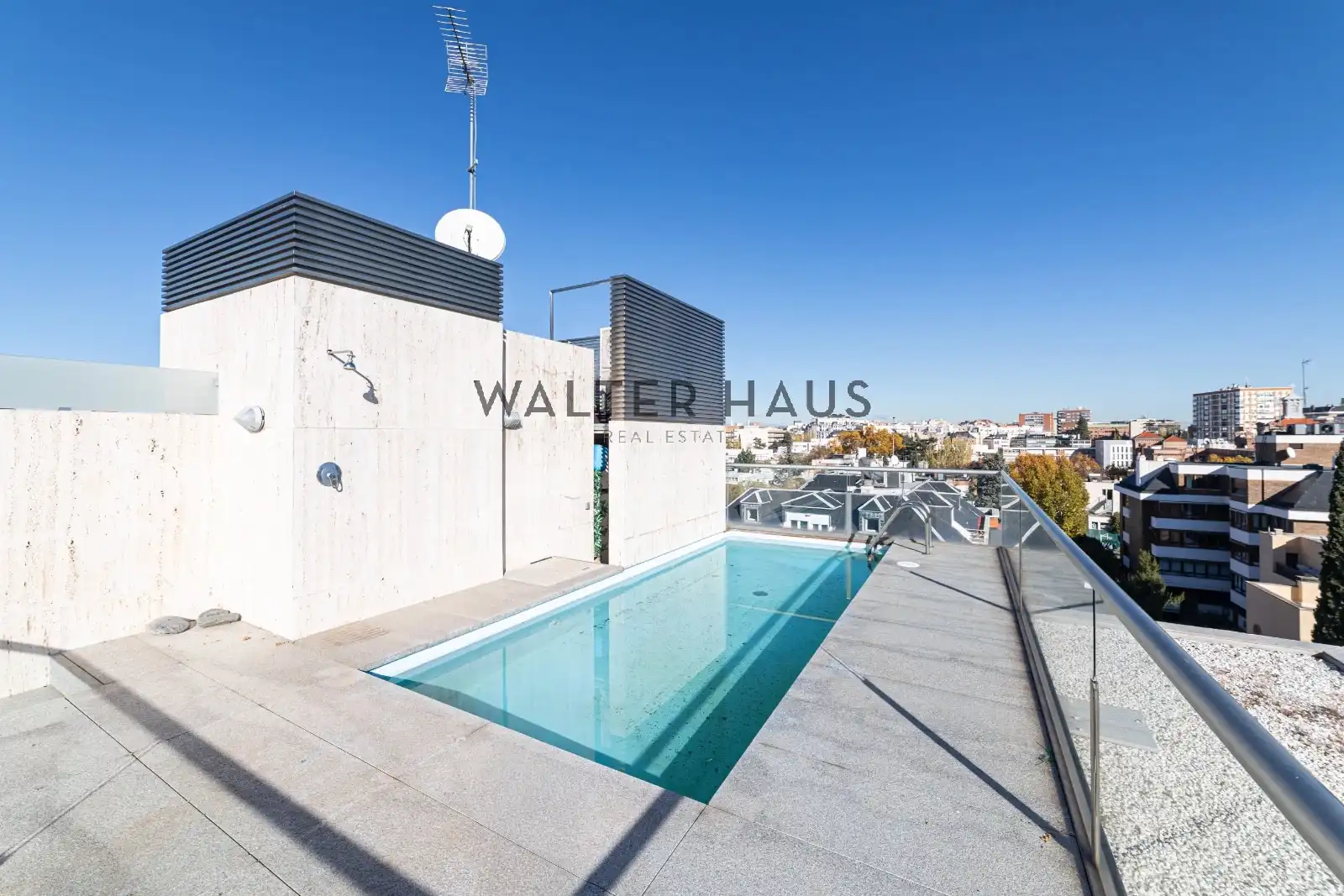 Piscina de Piso en venta en Madrid con Aire acondicionado, Calefacción y Jardín privado