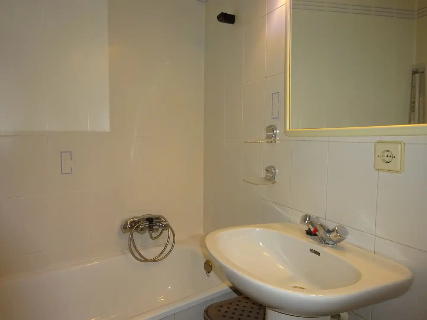 Bathroom of Study for rent in Sevilla  with Air Conditioner, Heating and Washing machine