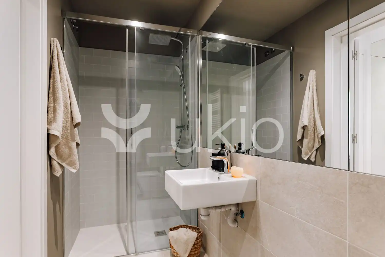 Bany de Apartament de lloguer en Barcelona amb Aire condicionat, Moblat i Forn