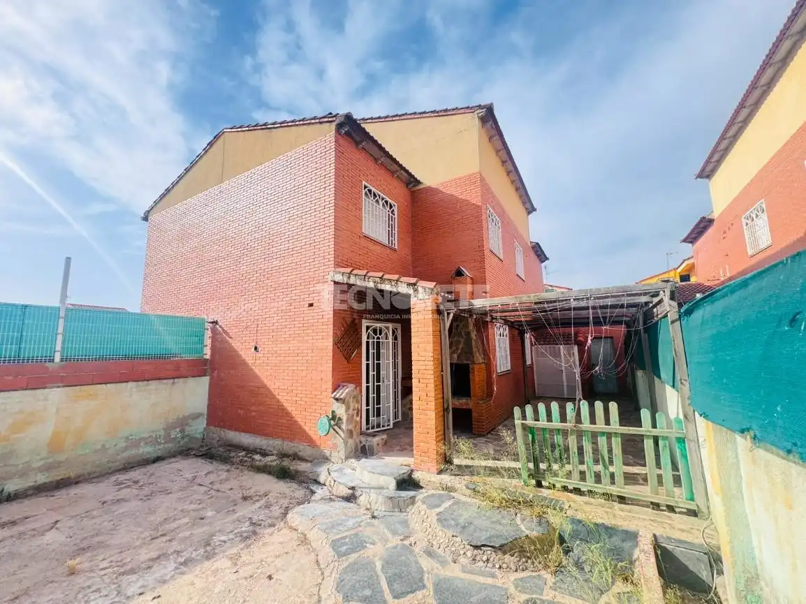 Vista exterior de Casa adosada en venta en Magán