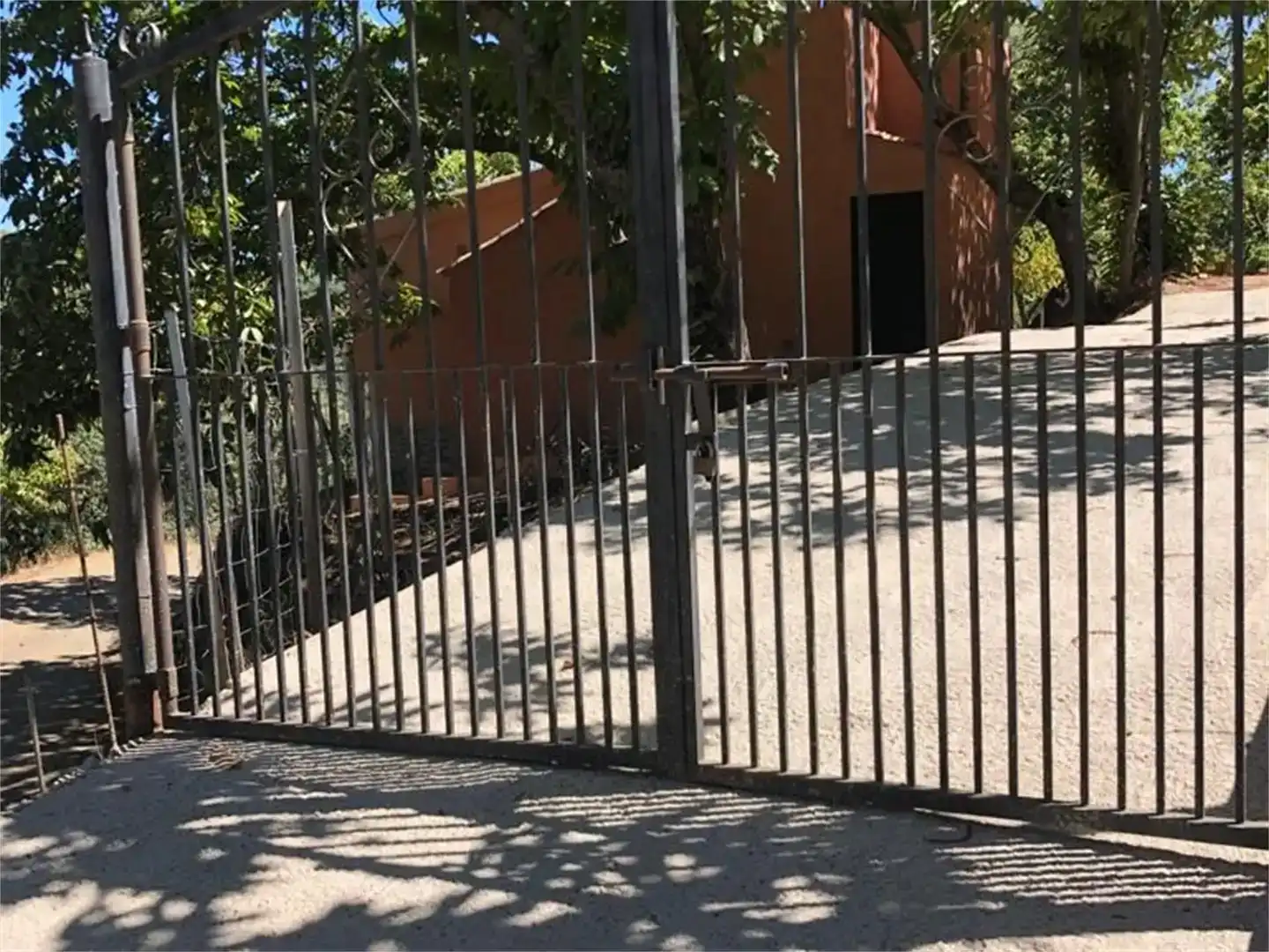 Vista exterior de Finca rústica en venda en Júzcar amb Jardí privat, Traster i Moblat