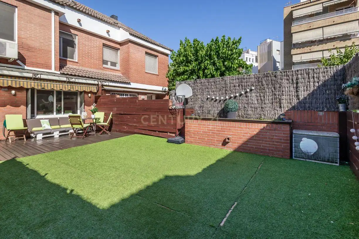 Terrasse von Einfamilien-Reihenhaus zum Verkauf in Sant Joan Despí mit Klimaanlage und Balkon