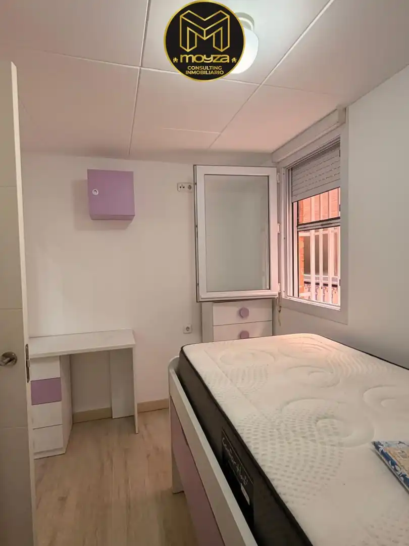 Dormitori de Pis de lloguer en Jaén amb Aire condicionat i Traster