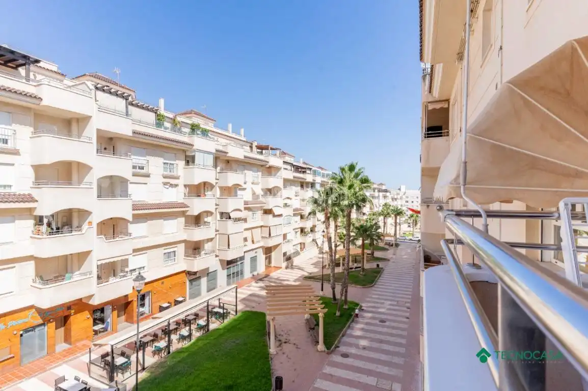 Vista exterior de Pis en venda en Roquetas de Mar amb Aire condicionat i Terrassa