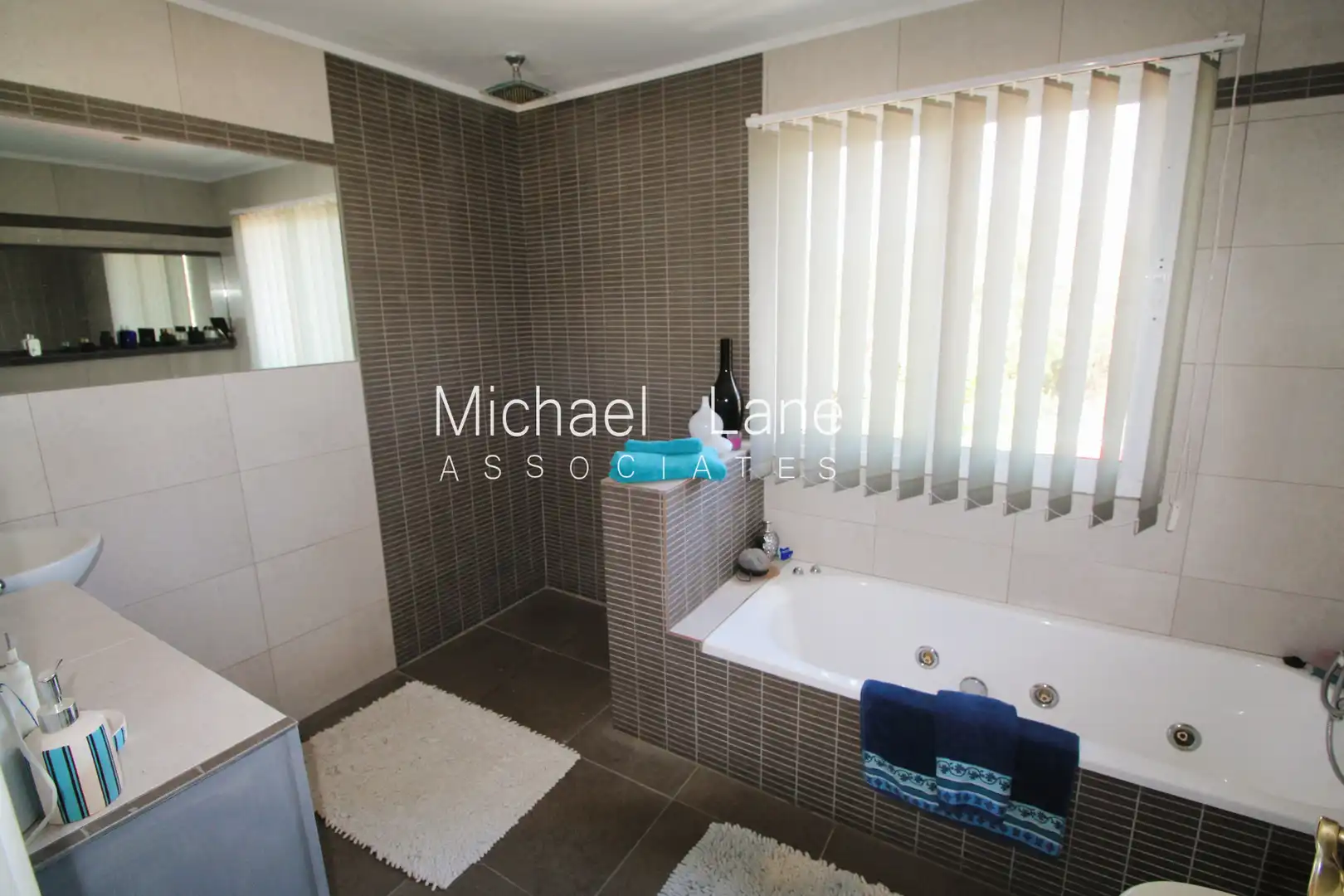 Bany de Casa o xalet en venda en Estepona amb Jardí privat, Terrassa i Piscina