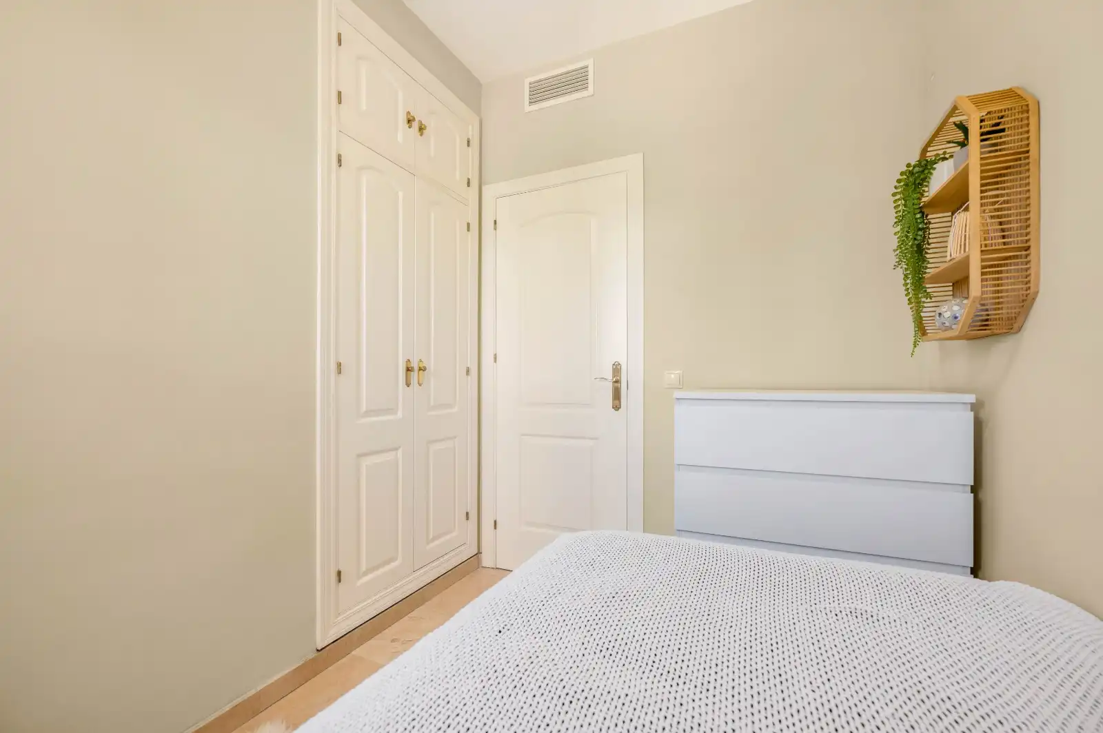 Dormitori de Apartament en venda en Marbella amb Aire condicionat, Terrassa i Moblat