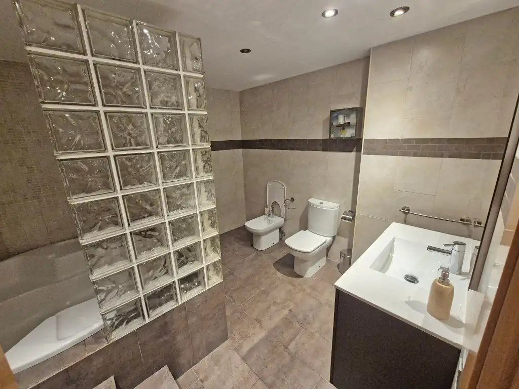 Baño de Dúplex en venta en Badalona con Calefacción, Parquet y Alarma