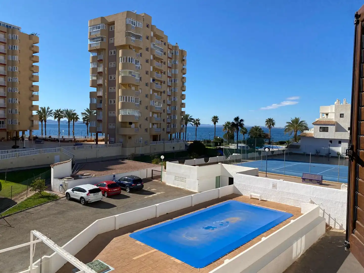 Piscina de Dúplex en venta en La Manga del Mar Menor con Aire acondicionado, Calefacción y Jardín privado