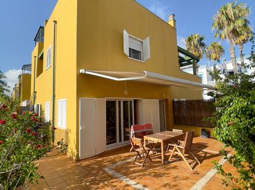 Casa bifamiliare con balcone in vendita a Avenida de la Urta 2