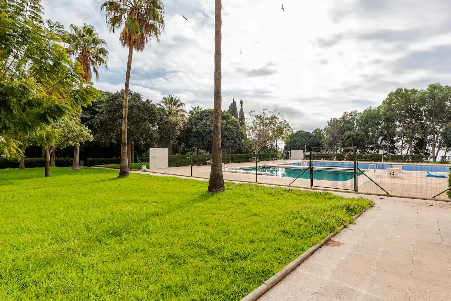 Piscina de Planta baixa en venda en Benalmádena amb Terrassa, Moblat i Piscina comunitària