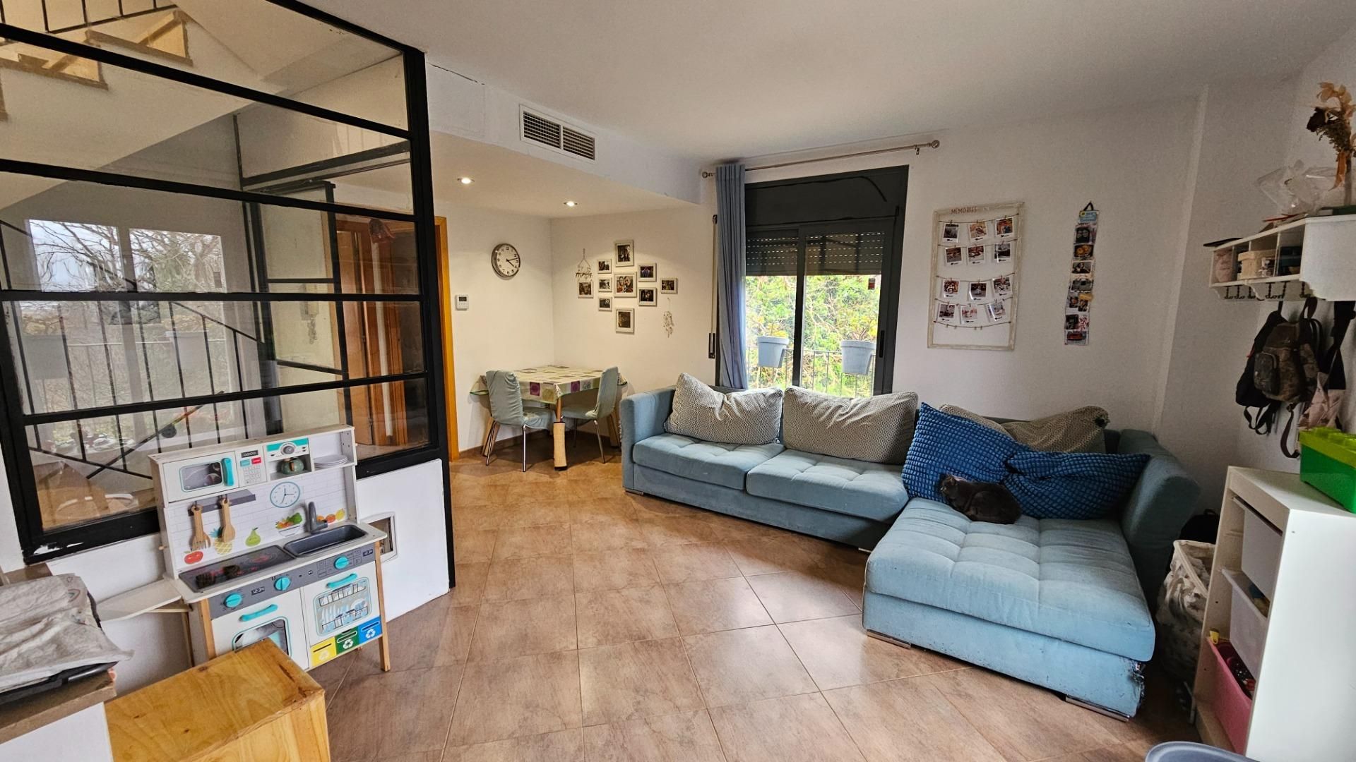 Sala d'estar de Casa adosada en venda en Sant Jaume dels Domenys amb Aire condicionat, Calefacció i Jardí privat