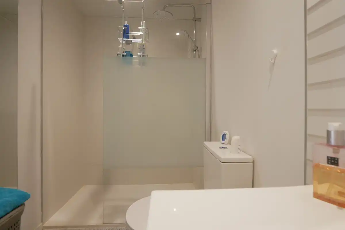 Badezimmer von Erdgeschoss zum Verkauf in Mijas mit Klimaanlage, Terrasse und Abstellraum