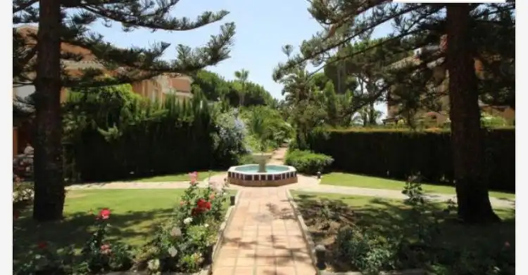 Jardí de Casa adosada de lloguer en Estepona amb Aire condicionat, Terrassa i Moblat