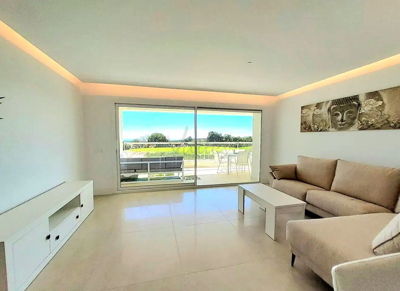 Wohnzimmer von Wohnungen zum Verkauf in Sotogrande mit Klimaanlage, Terrasse und Möbliert