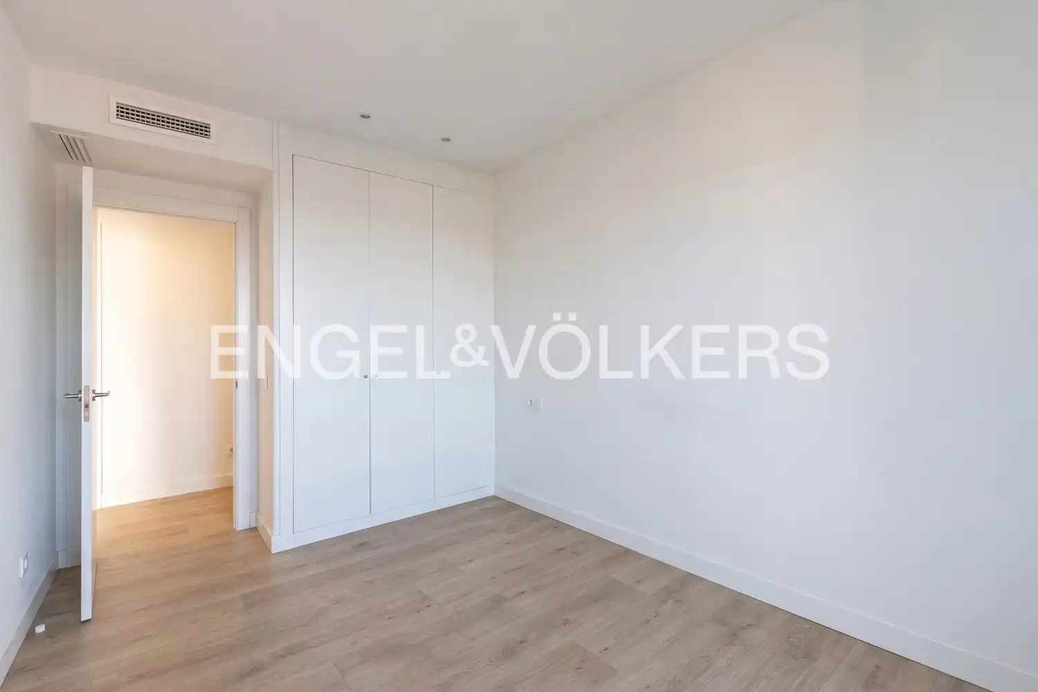 Bedroom of Flat for rent in Valencia  with Air Conditioner, Heating and Terrace