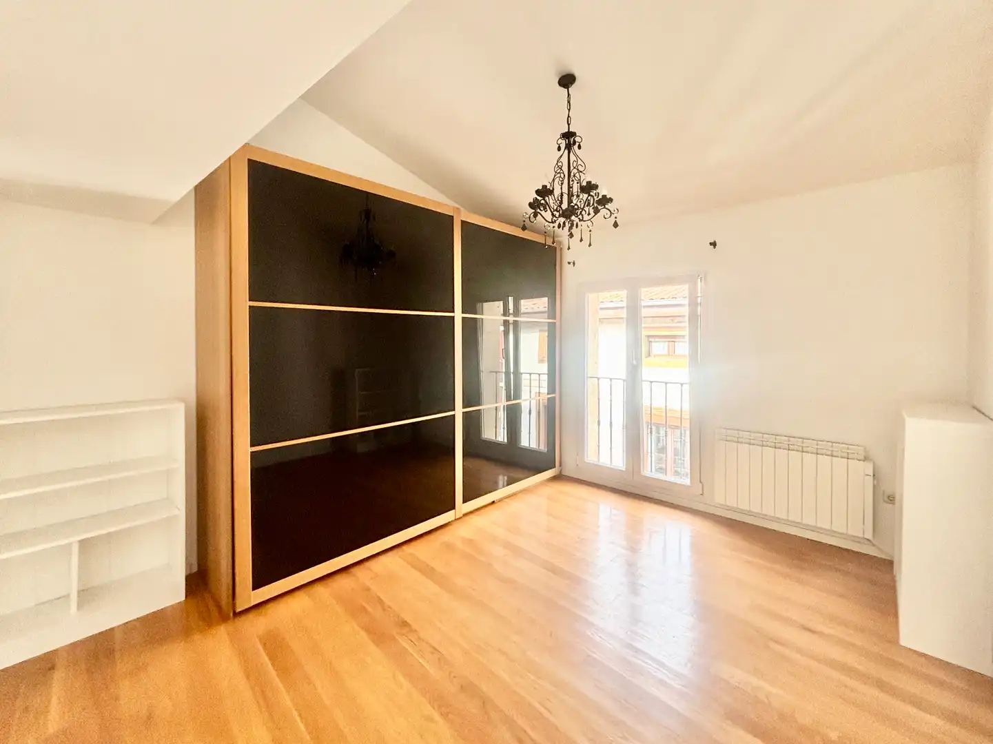 Schlafzimmer von Dachboden zum Verkauf in Ordizia mit Heizung, Ofen und Waschmaschine