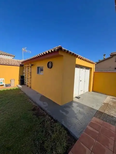 Vista exterior de Casa o xalet en venda en Chiclana de la Frontera amb Jardí privat i Terrassa