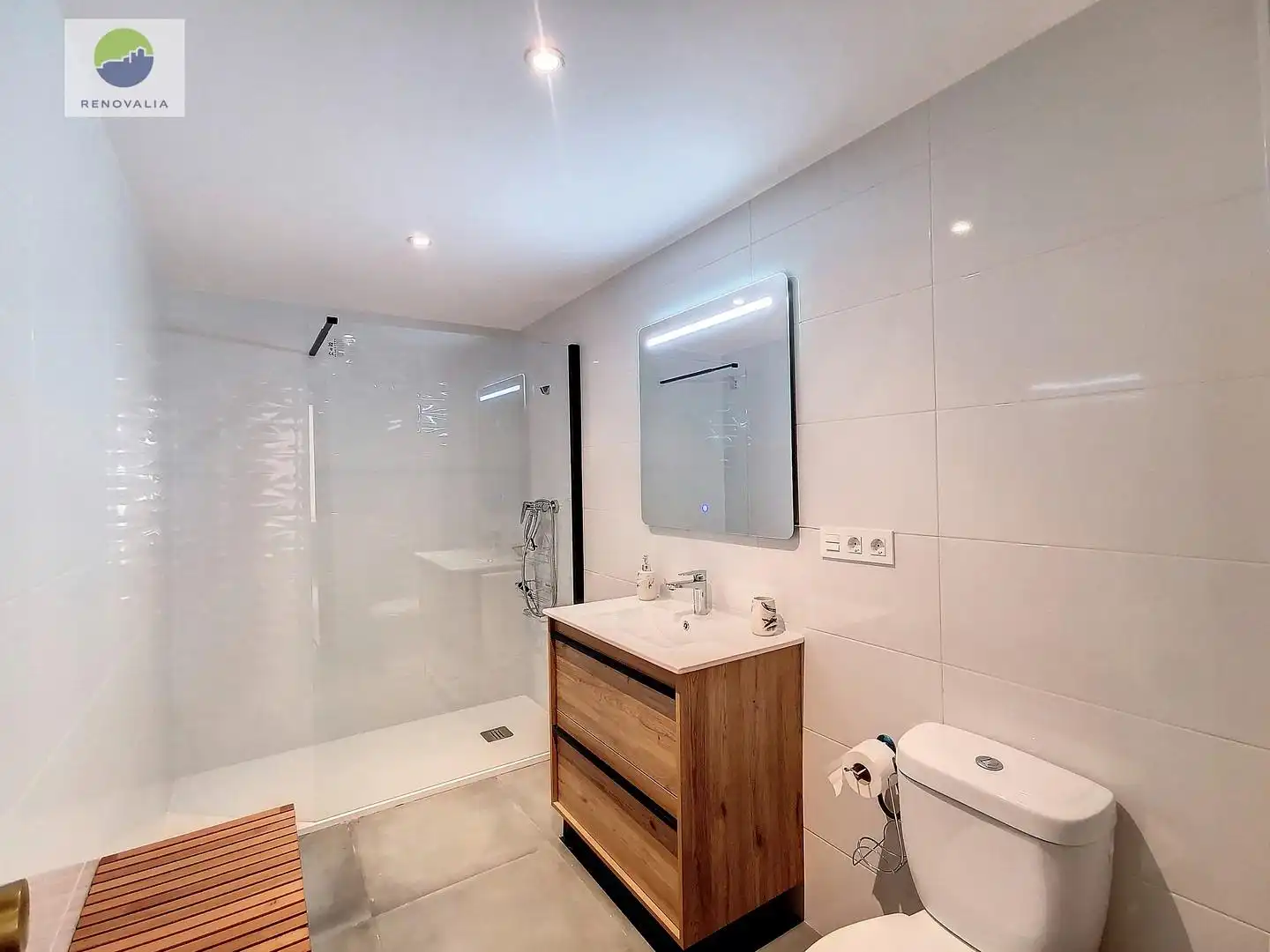 Bathroom of Flat for rent in Granada  with Storage room and Furnished