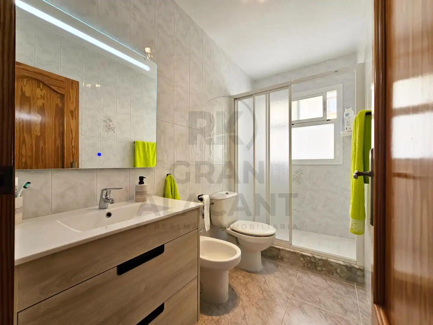 Baño de Apartamento en venta en Elche / Elx con Aire acondicionado, Calefacción y Terraza