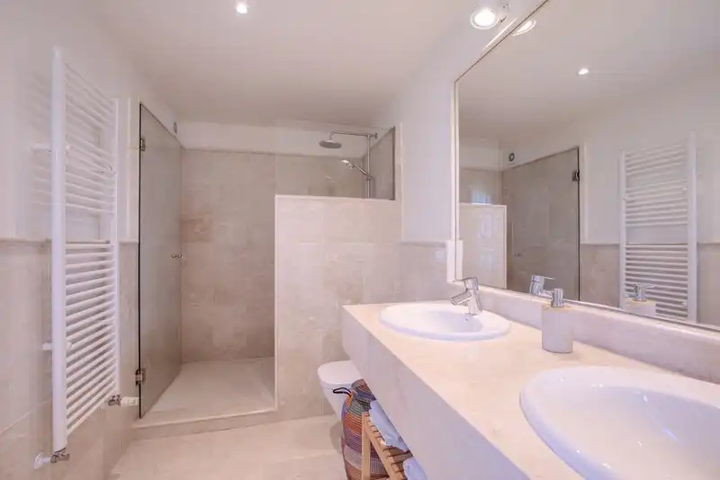 Bany de Casa o xalet de lloguer en Marbella amb Aire condicionat, Jardí privat i Terrassa