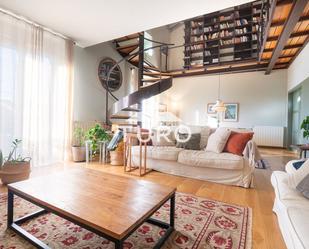 Sala d'estar de Àtic en venda en Girona Capital amb Calefacció, Forn i Rentadora