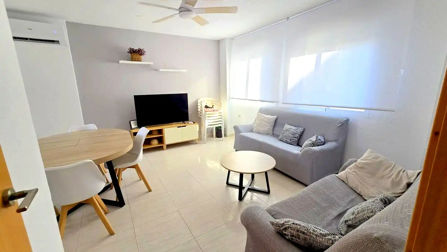 Sala de estar de Apartamento de alquiler en Gandia con Aire acondicionado, Terraza y Piscina comunitaria