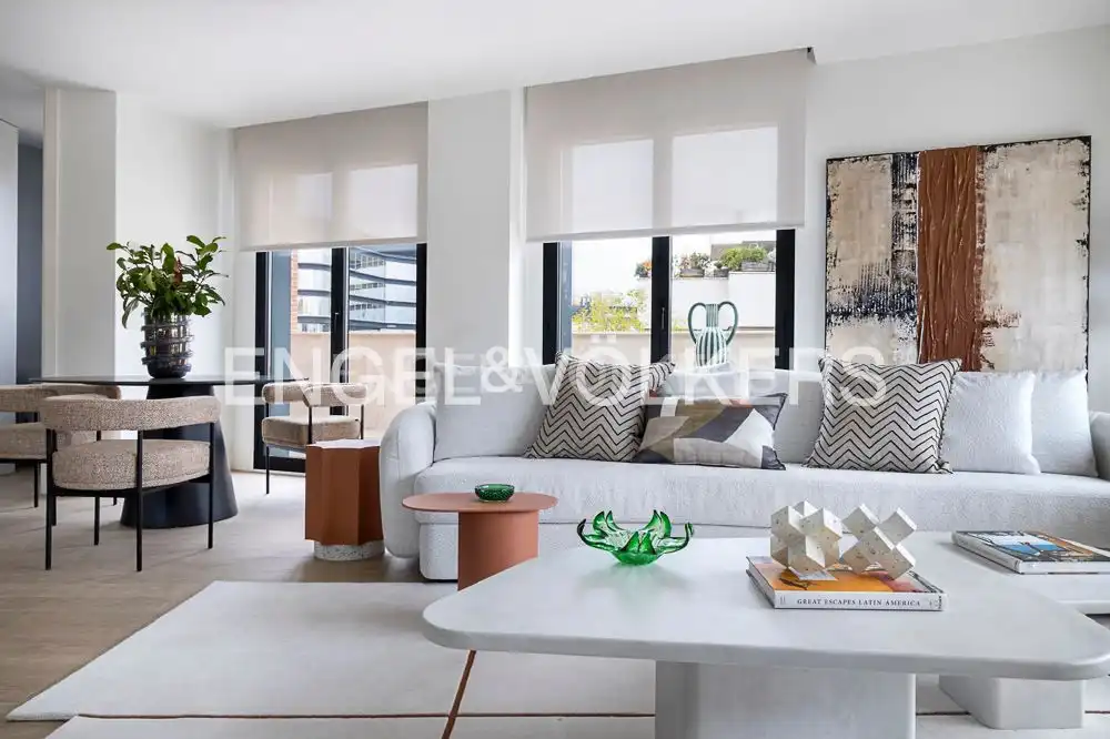 Sala d'estar de Àtic de lloguer en Madrid amb Aire condicionat, Calefacció i Jardí privat